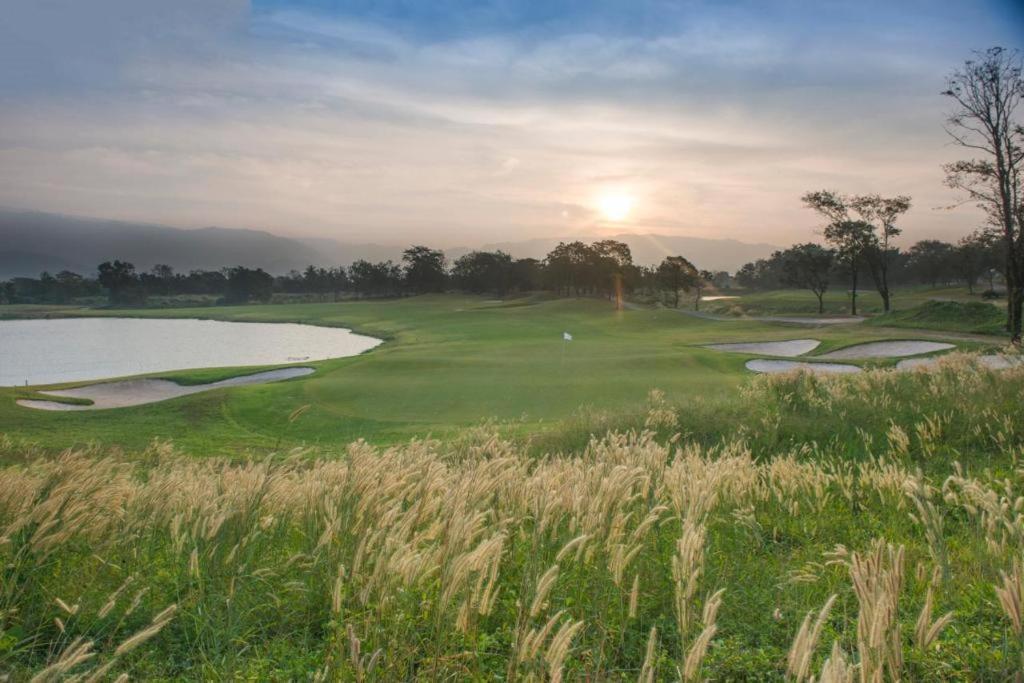 Royal Hills Golf Resort y Spa Nakhon Nayok Exterior foto