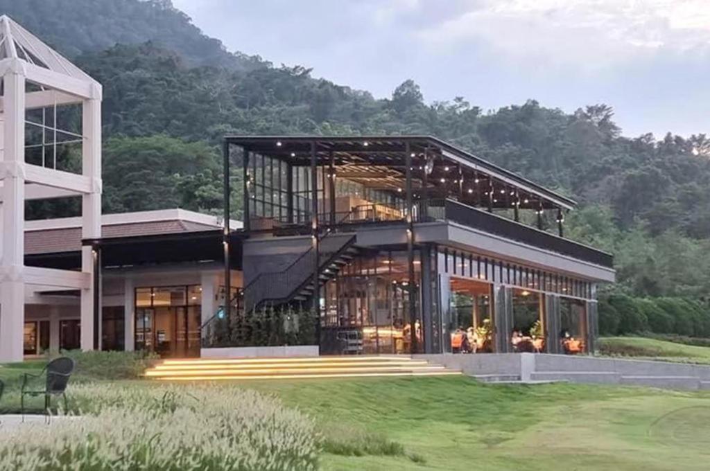 Royal Hills Golf Resort y Spa Nakhon Nayok Exterior foto